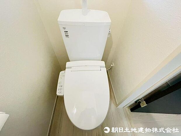 洗浄機能付き便座を標準装備。冬の寒い時期には暖房機能も活躍。快適にご利用いただけます。
