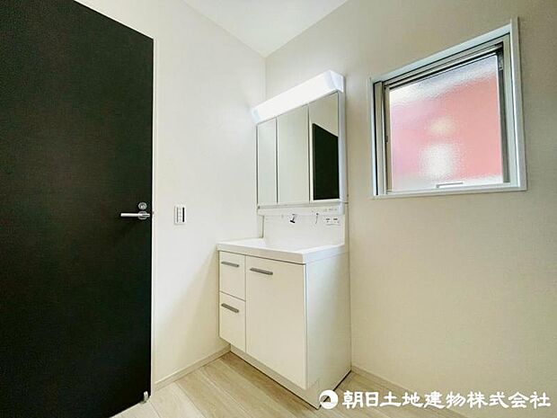 ゆとりの洗面スペースで朝の身支度も快適スムーズに。