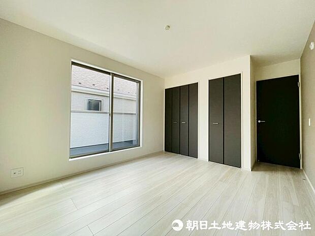 時を忘れて過ごす場所として過ごせるお部屋。大きな窓から明るい光がたっぷり差し込みます。