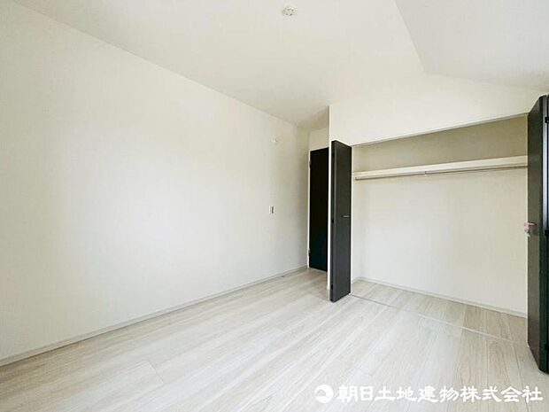 クローゼット付きの居室。寝室や子供部屋など、ライフスタイルに合わせてお使いください。
