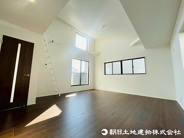 ダイニングテーブルやソファー、ローテーブルなどの家具もしっかりと配置できます。