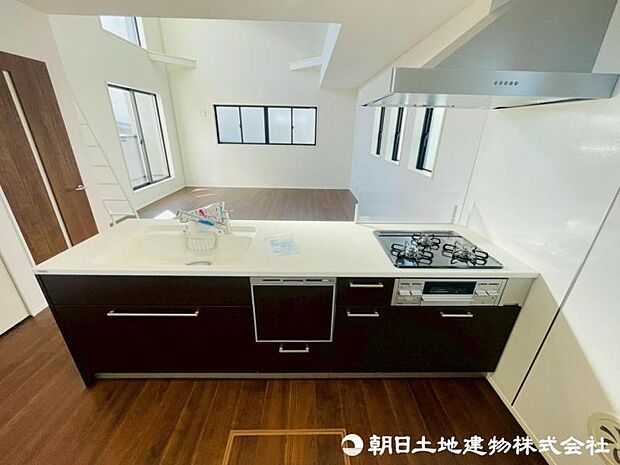 使い勝手の良いシステムキッチン、作業スペースが広くとれるだけでなく、収納スペースもしっかり確保。