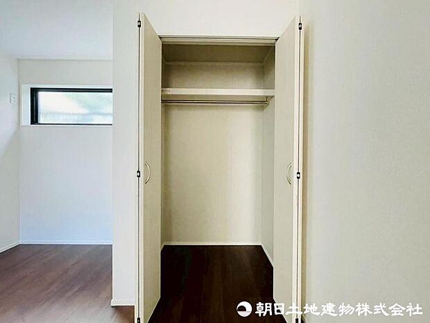 普段着やスーツはもちろんのこと、コート類などもしっかり掛けられます。