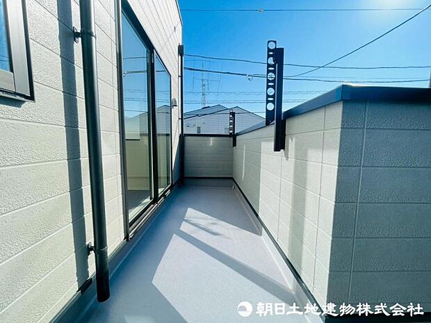 広いバルコニーは、暮らしの中での光と風を演出してくれています。