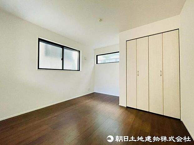 クローゼット付きの居室。寝室や子供部屋など、ライフスタイルに合わせてお使いください。