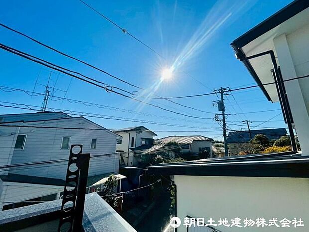 気持ちのいい空が見渡せる広いバルコニー。爽やかな風を感じて、心躍る素敵な暮らしがはじまります。