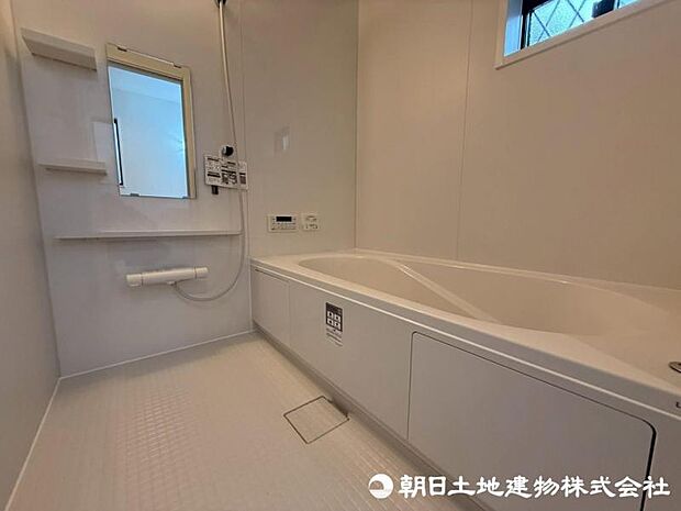 ゆったり入れる一坪バス。足を伸ばして入れるサイズは一日の疲れ癒すのに嬉しい広さですね。