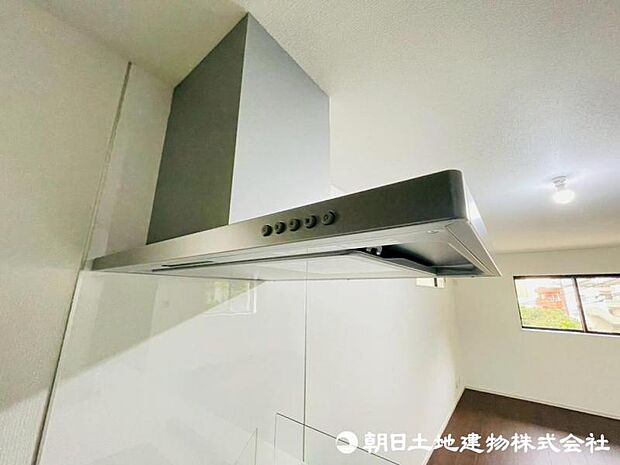 昨今主流のスリムタイプのレンジフード。見た目もスタイリッシュ。