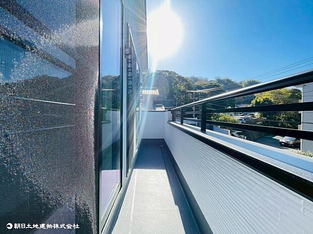 広いバルコニーは、暮らしの中での光と風を演出してくれています。