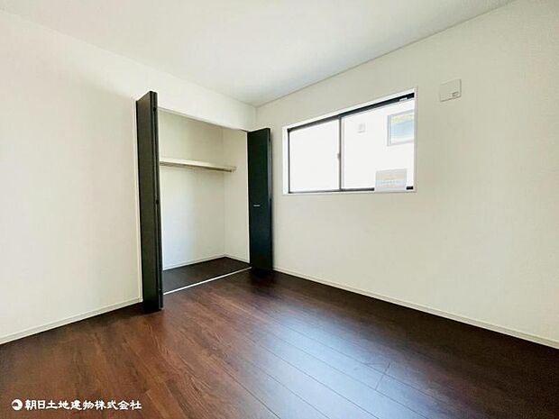 クローゼット付きの居室。寝室や子供部屋など、ライフスタイルに合わせてお使いください。