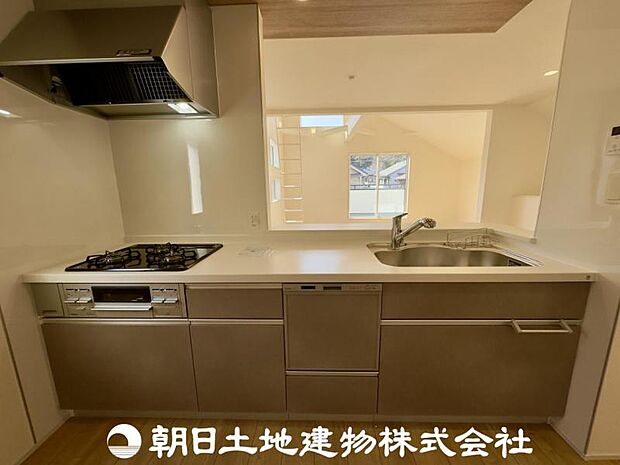 使い勝手の良いシステムキッチン、作業スペースが広くとれるだけでなく、収納スペースもしっかり確保。