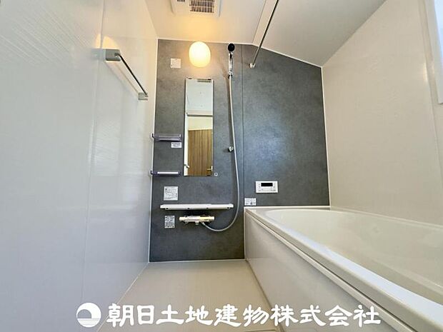 ゆったり入れる一坪バス。足を伸ばして入れるサイズは一日の疲れ癒すのに嬉しい広さですね。