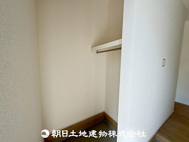 玄関に設置された土間収納。ベビーカー置場等、様々な用途にお使いいただけます。