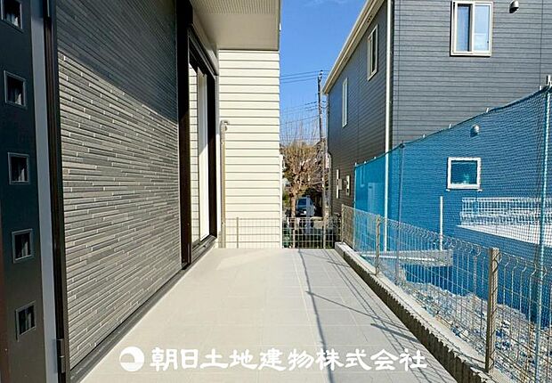 ポーチとフラットにタイル仕上げにしました。工夫次第でプラスアルファ空間としてお使いいただけます。