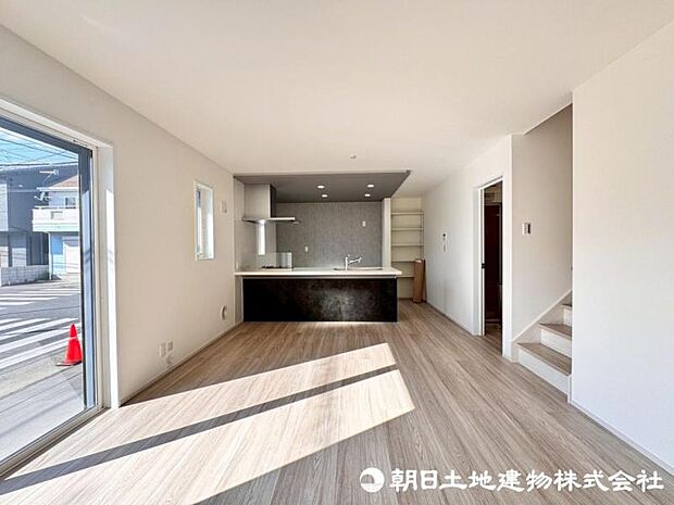 柔らかな色合いのフローリングと清潔感の溢れるクロスが明るい空間を創り出しているリビングダイニング。