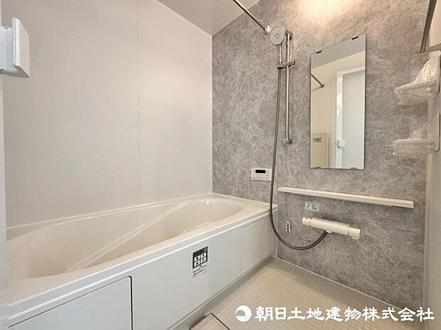 ゆったり入れる一坪バス。足を伸ばして入れるサイズは一日の疲れ癒すのに嬉しい広さですね。