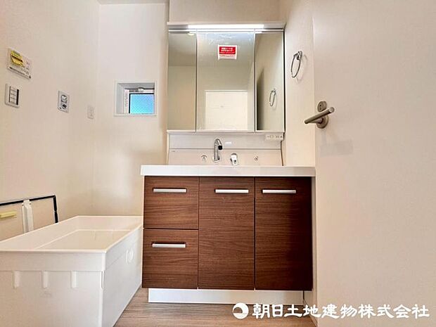 ゆとりの洗面スペースで朝の身支度も快適スムーズに。