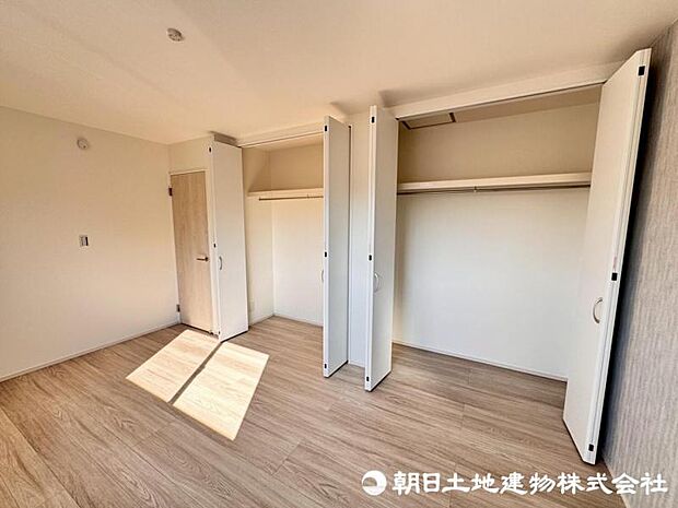 クローゼット付きの居室。寝室や子供部屋など、ライフスタイルに合わせてお使いください。
