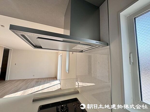 昨今主流のスリムタイプのレンジフード。見た目もスタイリッシュ。