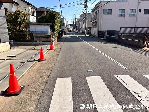 前面道路も幅員があり車の運転も安心！前面道路は閑静な住宅地で車通りの少ない道路です。