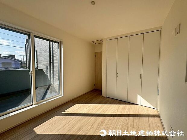 時を忘れて過ごす場所として過ごせるお部屋。大きな窓から明るい光がたっぷり差し込みます。