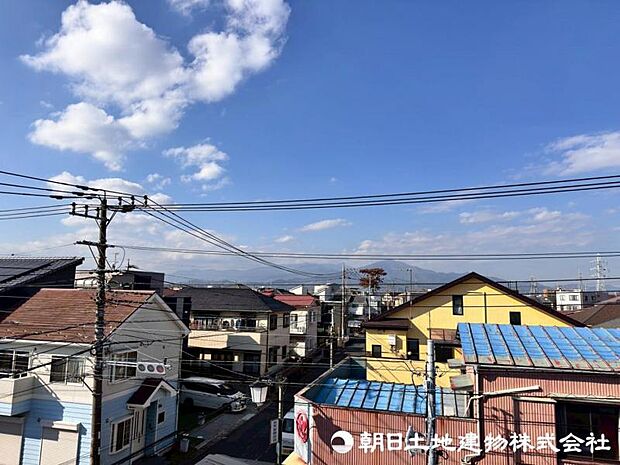 気持ちのいい空が見渡せる広いバルコニー。爽やかな風を感じて、心躍る素敵な暮らしがはじまります。