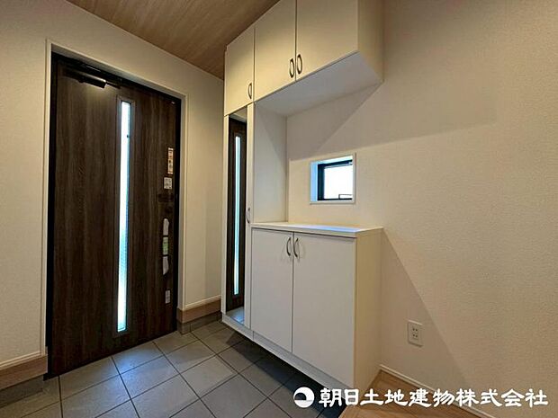 お客様をお迎えする玄関は落ち着いた雰囲気。