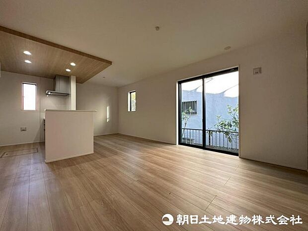 柔らかな色合いのフローリングと清潔感の溢れるクロスが明るい空間を創り出しているリビングダイニング。