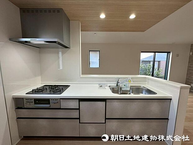 使い勝手の良いシステムキッチン、作業スペースが広くとれるだけでなく、収納スペースもしっかり確保。