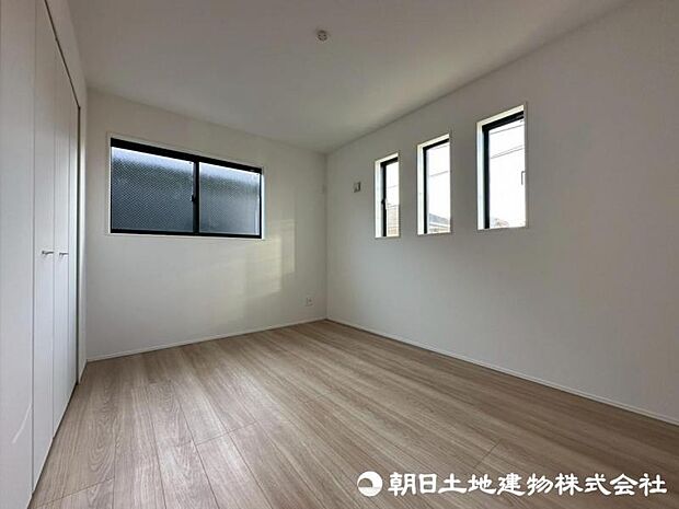 クローゼット付きの居室。寝室や子供部屋など、ライフスタイルに合わせてお使いください。