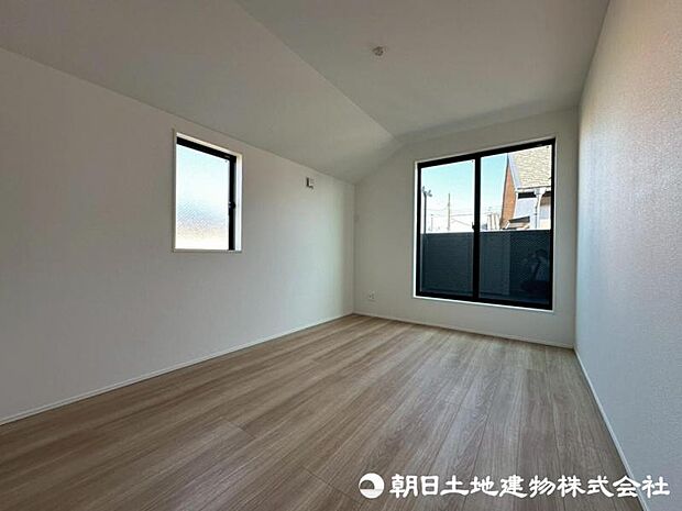 家族一人ひとりの大切なプライベート空間。趣味・感性で個性的に飾って頂けるようシンプルに仕上げてあります。