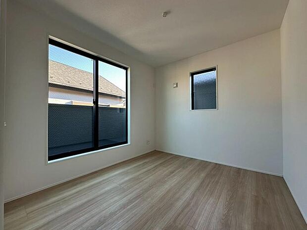 家族一人ひとりの大切なプライベート空間。趣味・感性で個性的に飾って頂けるようシンプルに仕上げてあります。