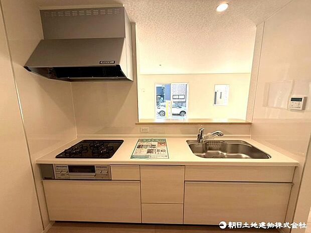 使い勝手の良いシステムキッチン、作業スペースが広くとれるだけでなく、収納スペースもしっかり確保。