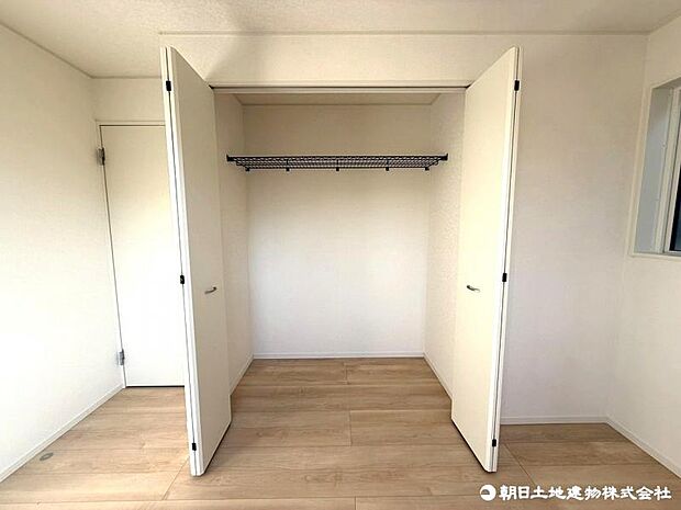 奥行きもあるので、収納ボックスをそのままクローゼットの中へ。