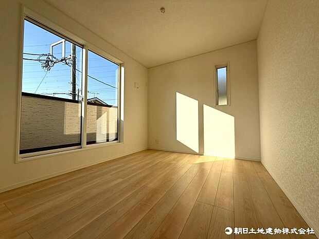 時を忘れて過ごす場所として過ごせるお部屋。大きな窓から明るい光がたっぷり差し込みます。