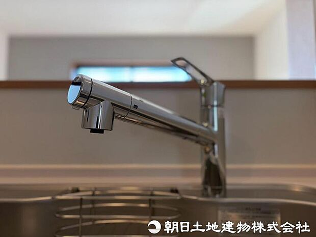 【浄水器一体型水栓】浄水器一体型水栓は、いつでもきれいな水が手軽に使え、料理や飲み水の品質がアップ。見た目もすっきりしてキッチンが快適になる人気の設備です。