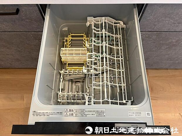 【食洗機】食器の出し入れがスムーズなスライドタイプ、節水効果だけでなく、効率的にセットできるスマートかつ食後のお片づけもスピーディーにできます。