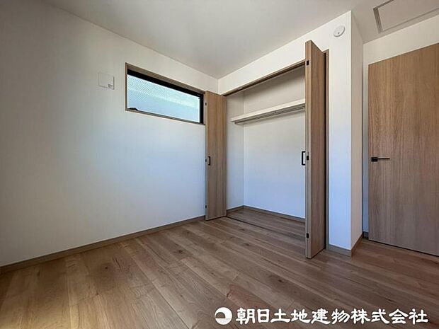 【洋室】光が取り込みやすい採光の居室。しっかりとした大きさのクローゼットを完備し、収納スペースも十分。初めてのお子様にとっての自分の部屋 学習デスクやベッドの配置もラクラクです。