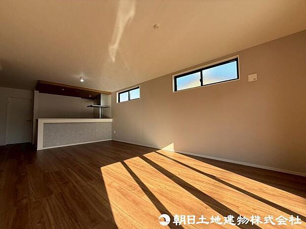 柔らかな色合いのフローリングと清潔感の溢れるクロスが明るい空間を創り出しているリビングダイニング。