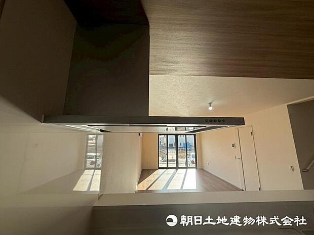 昨今主流のスリムタイプのレンジフード。見た目もスタイリッシュ。