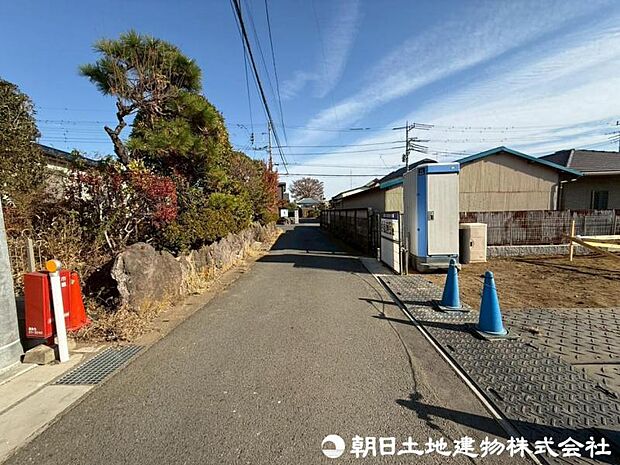 前面道路も幅員があり車の運転も安心！前面道路は閑静な住宅地で車通りの少ない道路です。