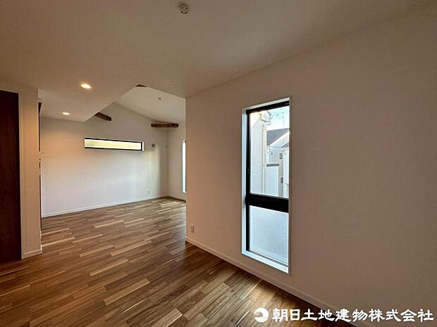 開放感と採光にこだわった広々LDK上部は吹き抜け仕様に。数字以上の広さを感じられます。