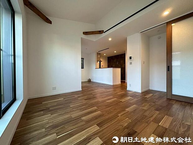 開放感と採光にこだわった広々LDK上部は吹き抜け仕様に。数字以上の広さを感じられます。