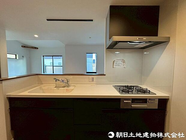 使い勝手の良いシステムキッチン、作業スペースが広くとれるだけでなく、収納スペースもしっかり確保。