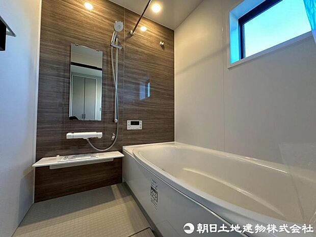 ゆったり入れる一坪バス。足を伸ばして入れるサイズは一日の疲れ癒すのに嬉しい広さですね。