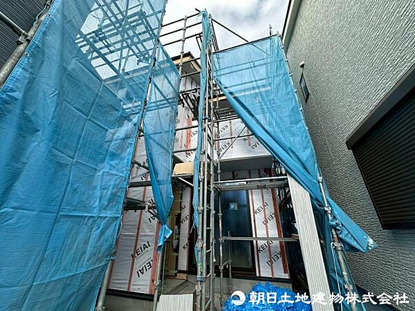 【外観写真】彩られた街区に現出する建物は、ここに住まう方々へ余すこと無く太陽の恵みを届けられるように計画・設計されております。
