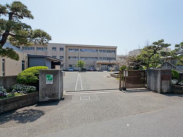 茅ヶ崎市立第一中学校約270ｍ学童にも充実している街。教育を重視するご家庭におすすめです。お子さまが成長しても暮らせそう