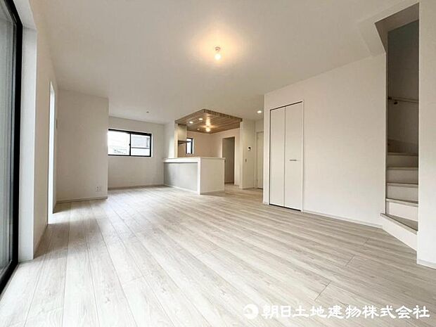 柔らかな色合いのフローリングと清潔感の溢れるクロスが明るい空間を創り出しているリビングダイニング。