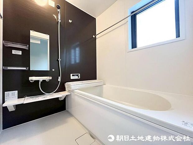 ゆったり入れる一坪バス。足を伸ばして入れるサイズは一日の疲れ癒すのに嬉しい広さですね。