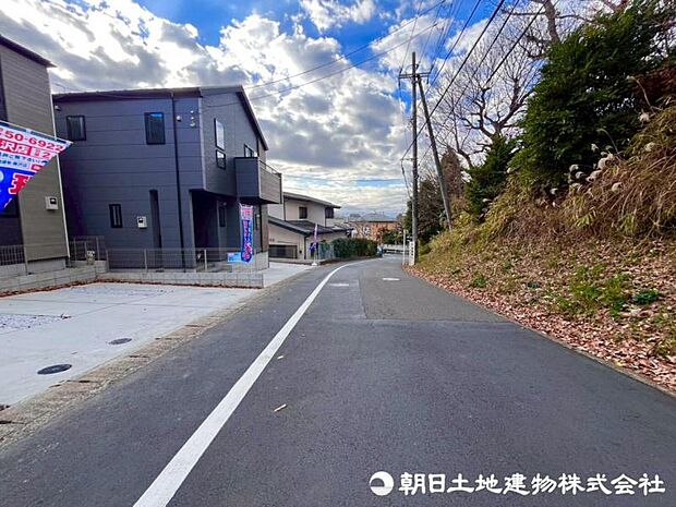 前面道路も幅員があり車の運転も安心！前面道路は閑静な住宅地で車通りの少ない道路です。